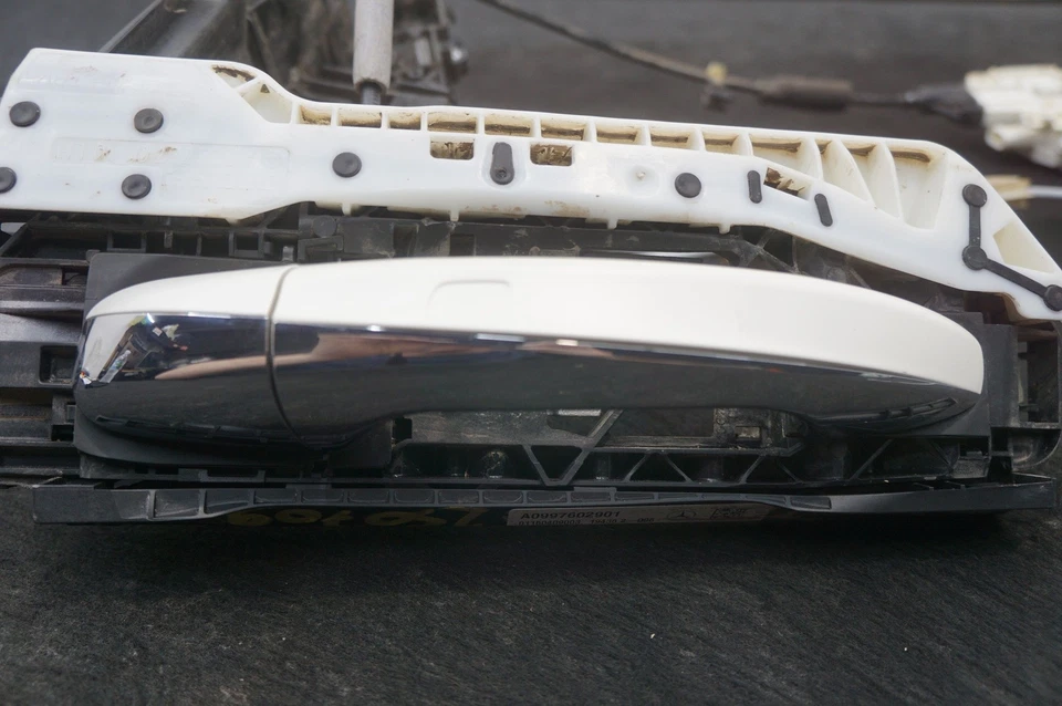 Manija actuador cerradura pestillo puerta delantera izquierda 0997602901 mercedes s560 w222 2014-20 Foto 2 de 4