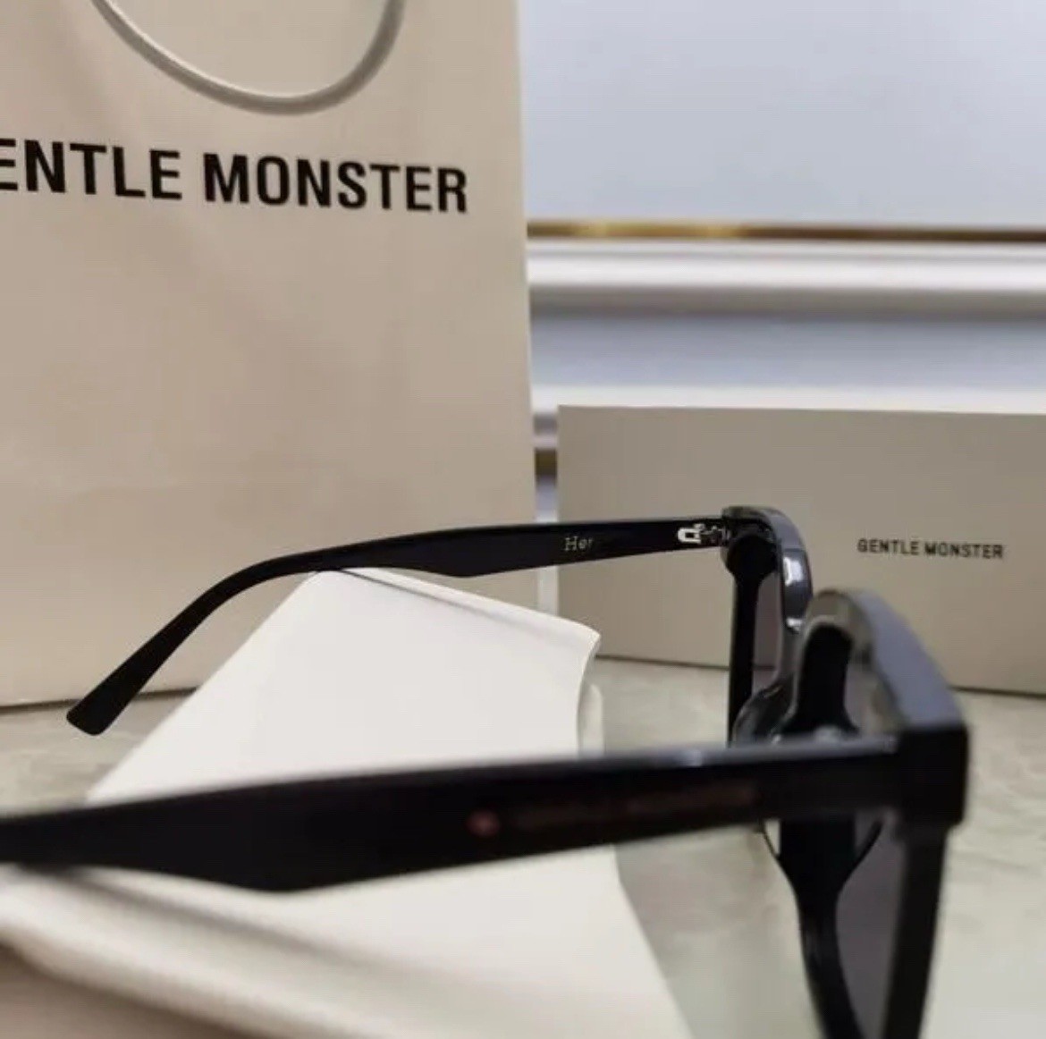 GENTLE MONSTER HER ブラックサングラス Gentle Monster Her 01 スモール スクエアフレーム サングラス