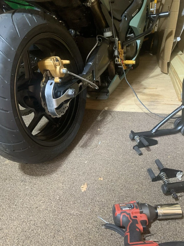 Soporte de reubicación de matrícula enrollado para KAWASAKI NINJA ZX6 ZX6R ZX6RR Foto 4 de 4