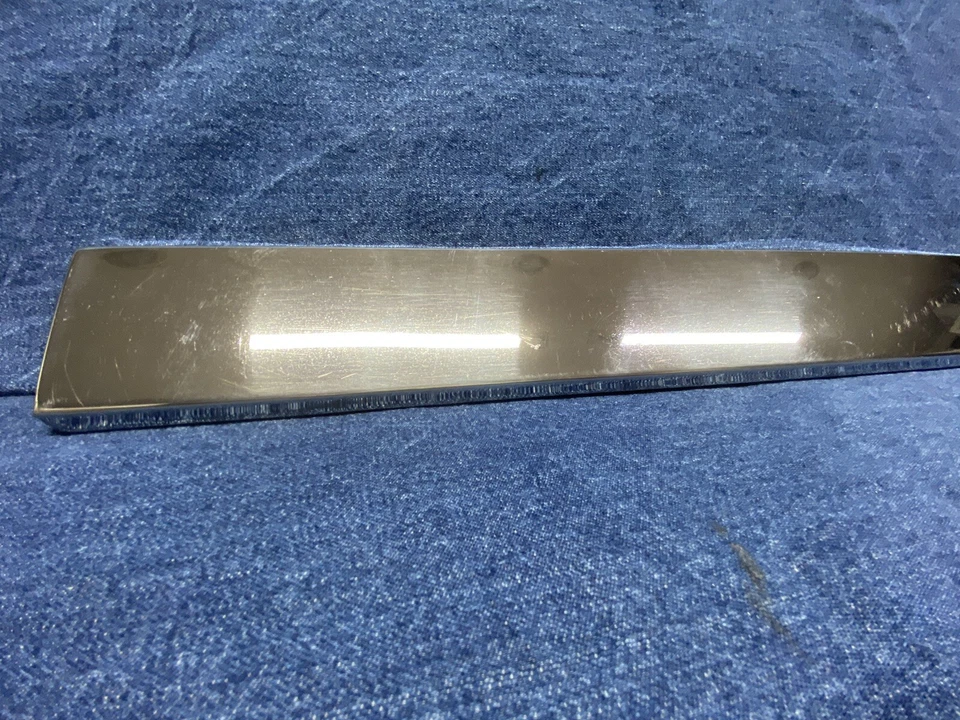 1990 1991 1992 Cadillac Fleetwood Brougham porta traseira esquerda acabamento inferior de aço inoxidável - Imagem 3 de 4