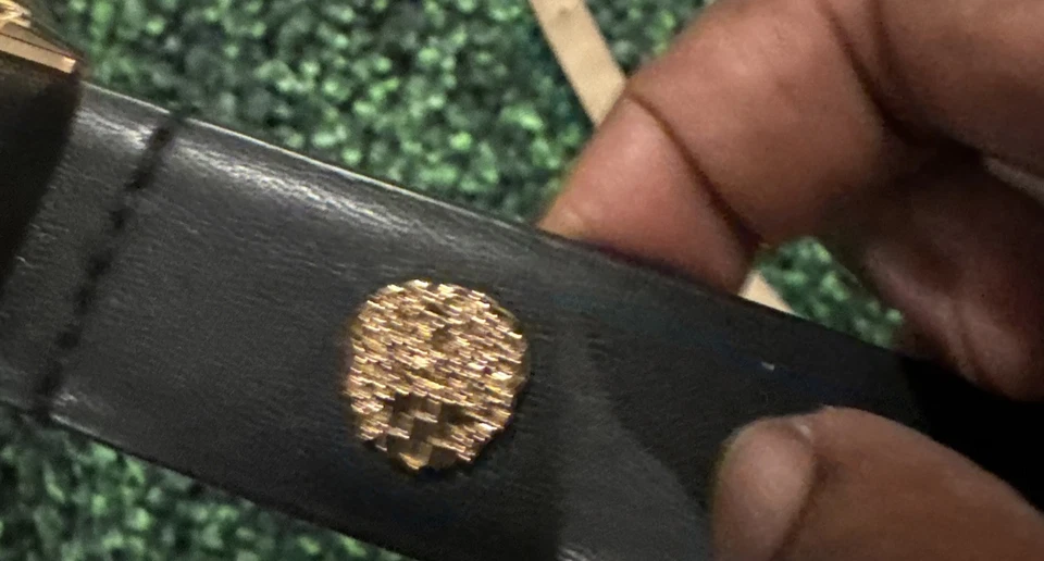 Cinturón de moda Vince Camuto de poliuretano de diseñador adornado plateado negro Foto 3 de 4