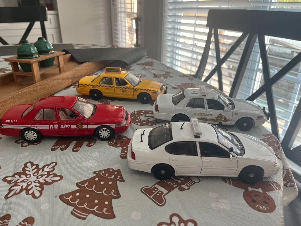 Motor Max 1:24 2007 Ford Crown Victoria 2002 Chevrolet Impala Cop Fire Taxi Law - Image 2 of 4