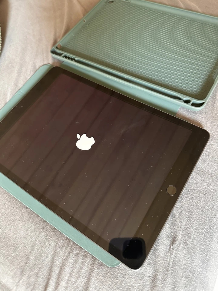 Apple iPad (7th generation) · 64GB · Wi-Fi, Foto 1 von 5