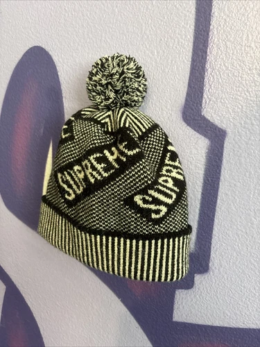 Bonnet à pompons Supreme Banner SS21 noir et blanc. Chapeau Supreme New York