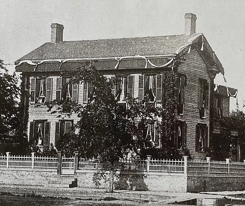 RARE VIEW ! CIVIL WAR PRESIDENT LINCOLN’S HOME DECORATED IN MOURNING 1865 PHOTO