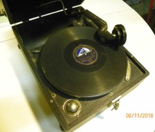 Grammofono d'epoca a valigetta anni '30, ben conservato, con alcuni dischi