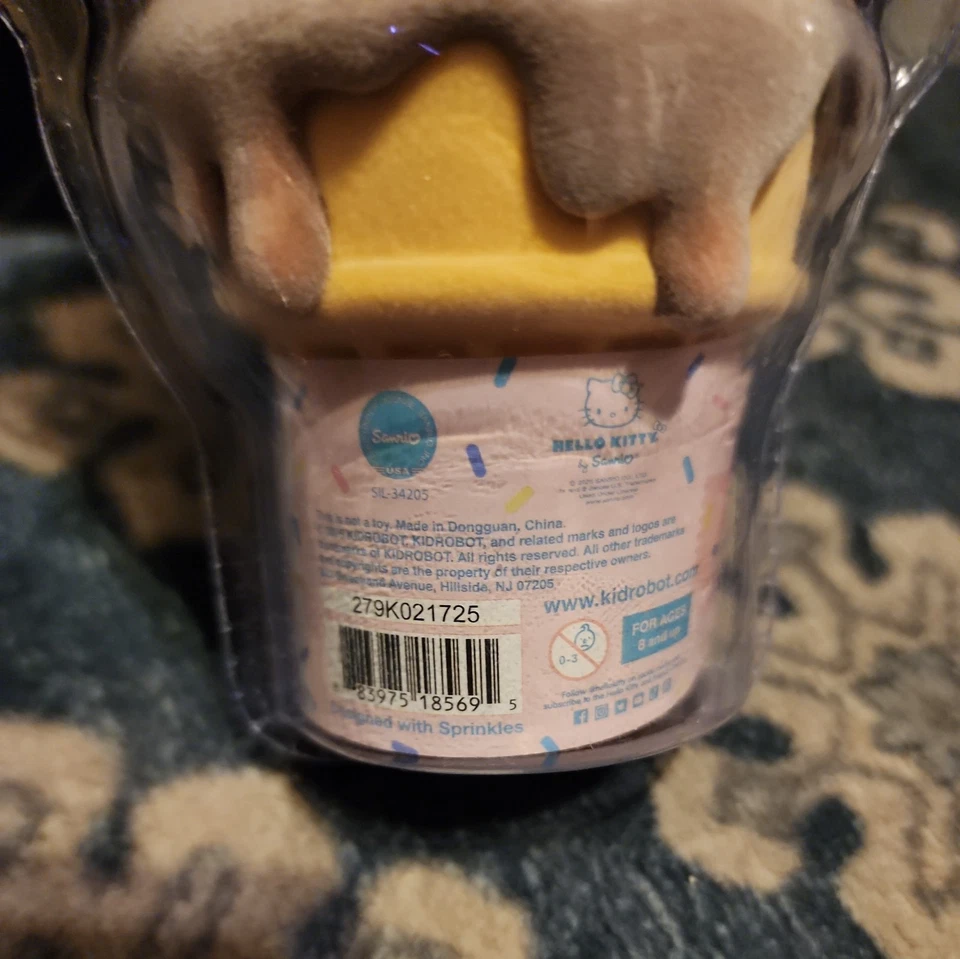 Figura Vinilo Chocolate Cono Helado Hello Kitty Kidrobot Exclusivo SDCC 2025 Foto 4 de 4