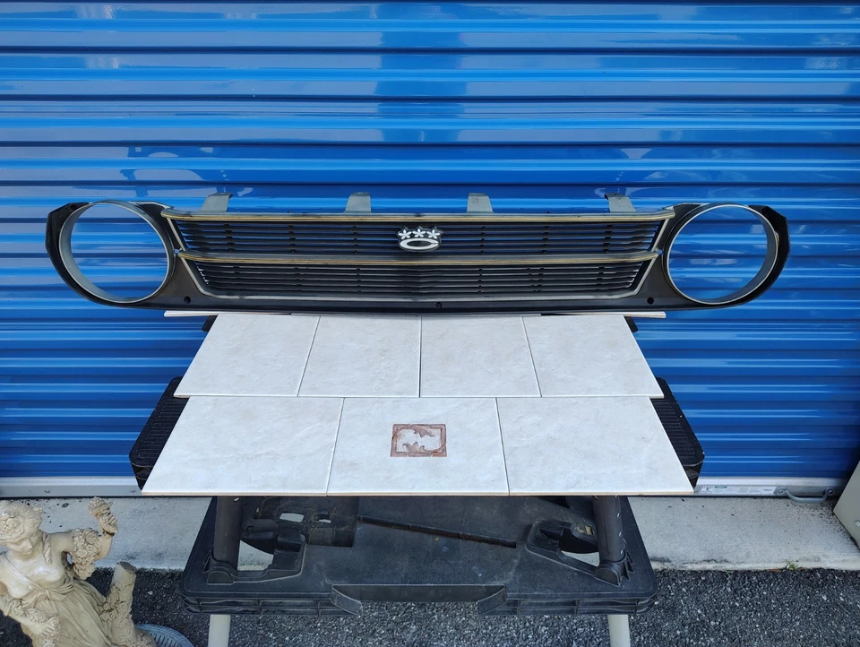 Toyota Corolla KE30 KE35 1974-1979 parrilla delantera hecha en Taiwán con emblema vintage Foto 4 de 4