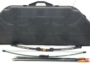 Duck Commander Lil Commander Bow Bear Archery 1st Shot Bow 5 Arrows Hard Case