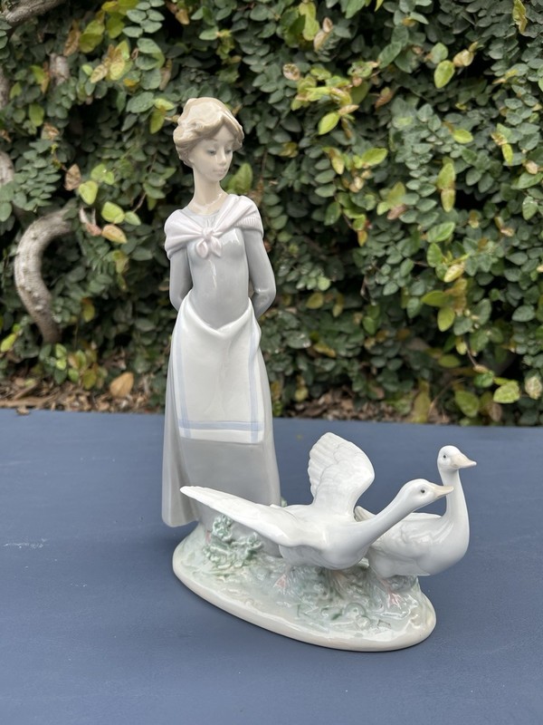 Vintage Lladró Porcelain Figurine Girl with Geese 