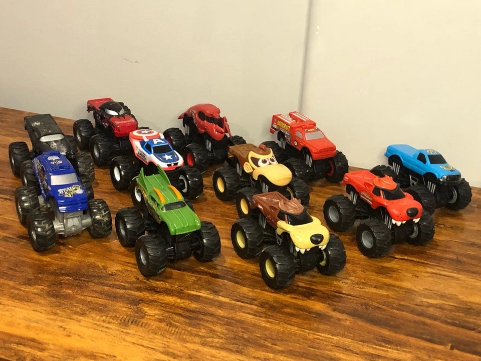 Lote de 11 camiones Monster Trucks Hot Wheels escala 1:43 4x4 Capitán América raros Foto 2 de 4