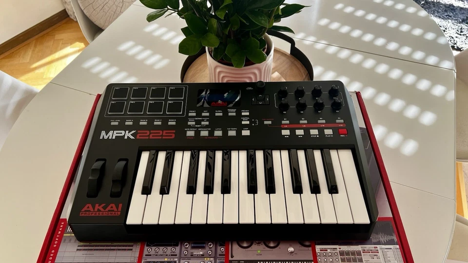 Akai Professional MPK 225 MIDI Keyboard Controller / Neuwertig! - Bild 4 von 4