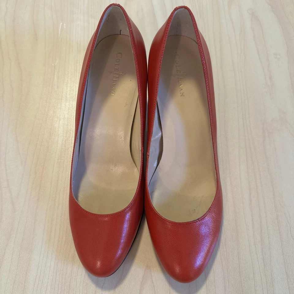 Zapatos de tacón bajo de cuero rojo Cole Haan Edie talla 8B usados en excelente estado. Ventas al por menor $165 Foto 2 de 4