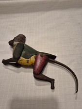 Scimmia di latta in tuta, braccia articolate, gambe. Vintage " Senza Corde Attaccate ".