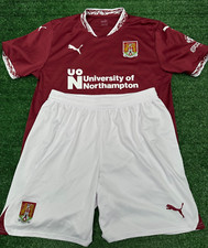 Northampton Town FC 2024 Puma Home T-Shirt & Shorts | Herren Erwachsene Large Fußball