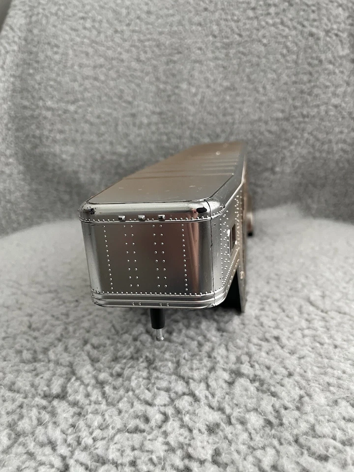 New-Ray 1/32 Fifth Wheel Tri - Axle Plastic Horse Trailer - Image 2 of 4