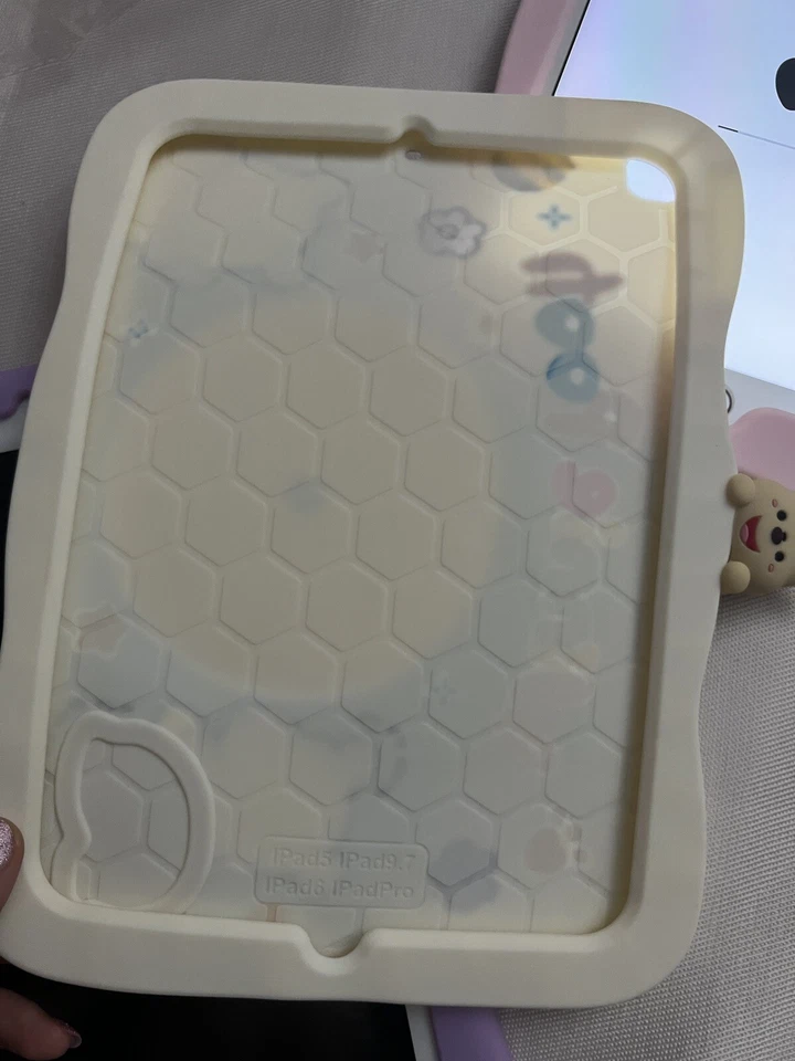 Winnie The Pooh TabletCase For Apple iPad 5/6 New Stand - Image 4 of 4