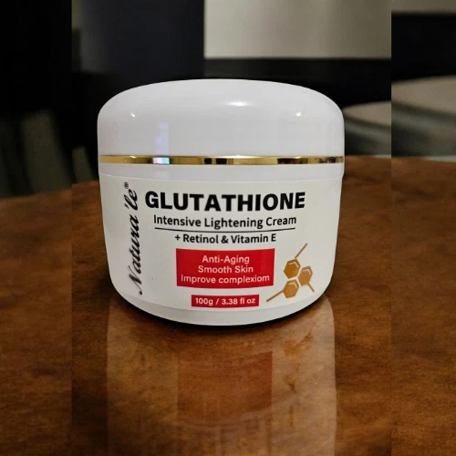 Crema facial de glutatión crema aclaradora de la piel con retinol y vitamina E 100 ml Foto 2 de 4