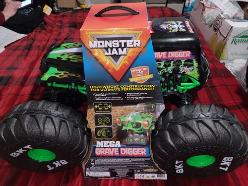 Monster Jam 6046198 1:6 Scale Remote Control Monster Truck with Lights -... - Picture 3 of 6