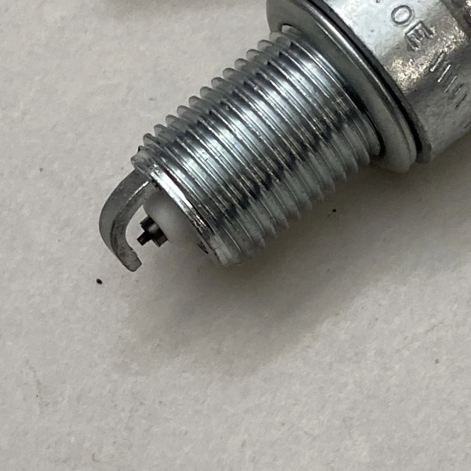 Iridium Spark Plug  Champion Spark Plug  9804 NO BOX AS SEEN IN THE PICTURE - Image 2 of 4