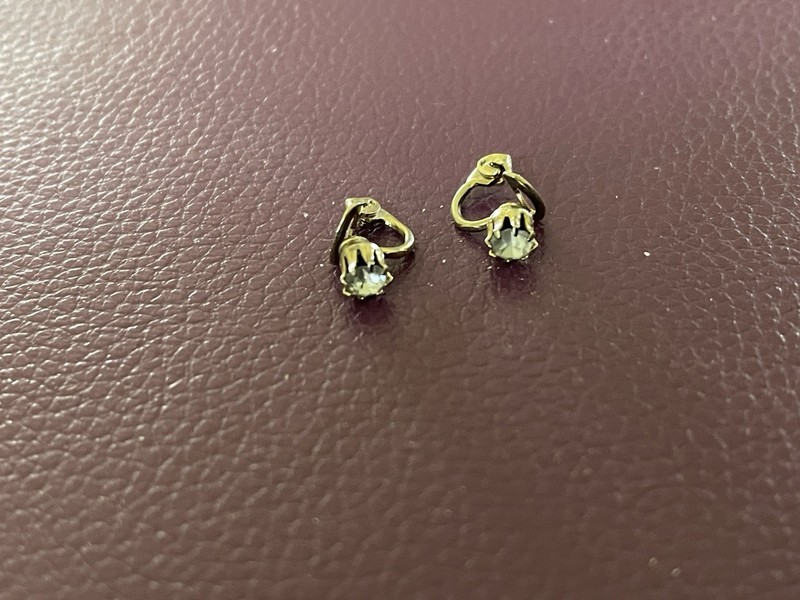 Vtg Clear Stone Clip Earrings    Delicate