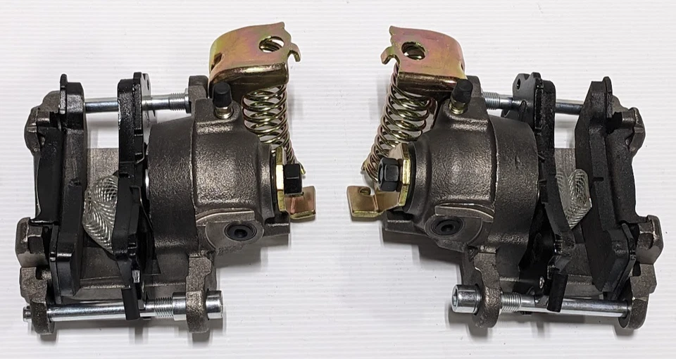 Par de pinzas métricas de freno E disco trasero GM Chevy Chevelle Camaro Nova cargadas Foto 3 de 4