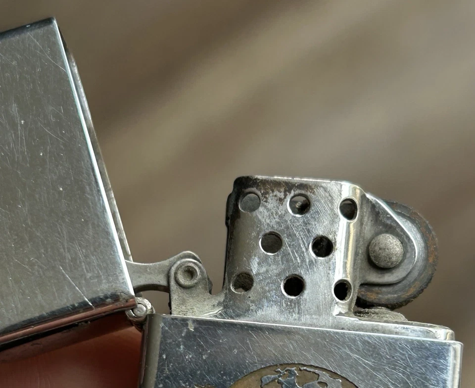 Isqueiro Zippo Vintage 1977 USS Boxer LPH-4 Cromado Marinho Raro 8 Furos com Estojo! - Imagem 3 de 4