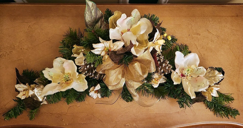 ELEGANTE BOTÍN DE NAVIDAD DORADO BRILLO CON MAGNOLIAS FLORES DE PASCUA Y PIÑAS FIESTAS Foto 3 de 4