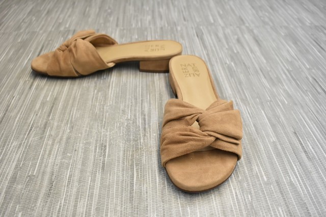 naturalizer flip flops