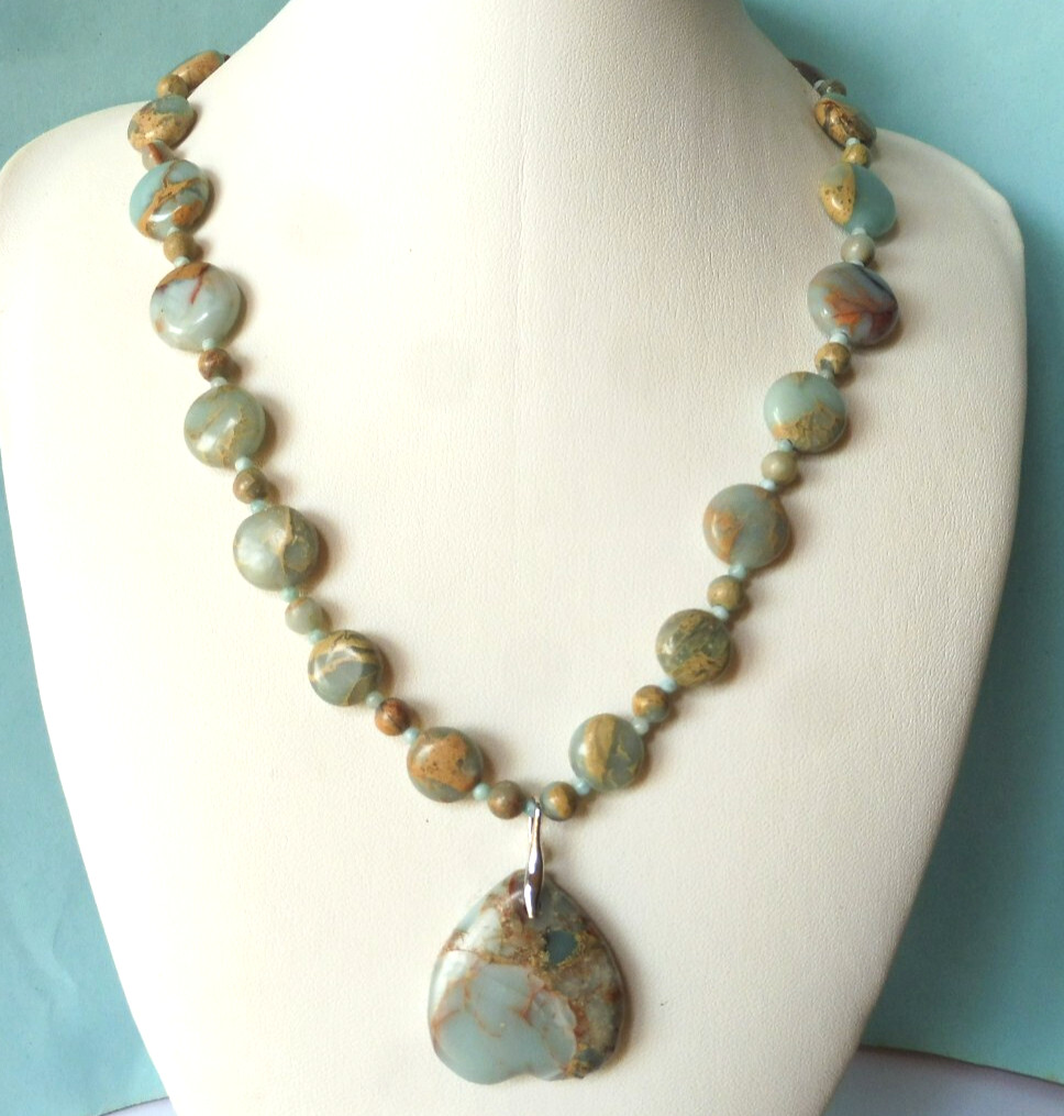 Collier en opale du Pérou, finis les bijoux ternes qui noircissent