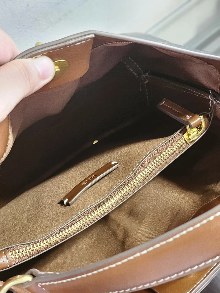 Bolso Clásico Mango MNG Monograma Imitación Cuero Cuerpo de Hombro Usado en Excelente Condición Foto 3 de 4