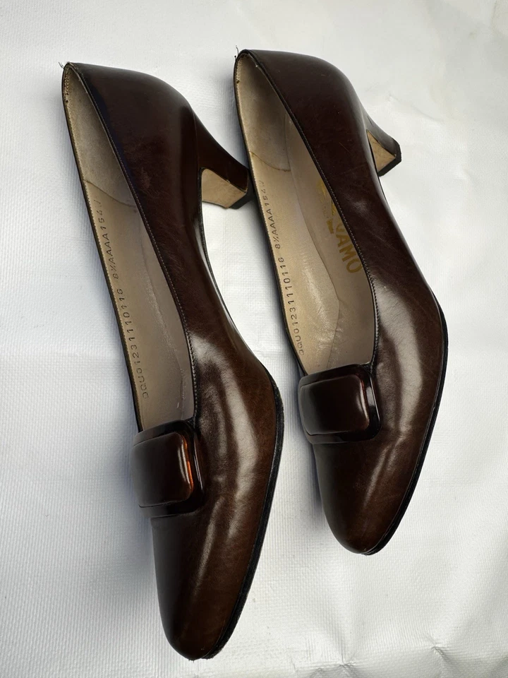Tacones bajos vintage FERRAGAMO con hebilla de tortuga - Hechos en ITALIA 8,5 estrechos Foto 2 de 4