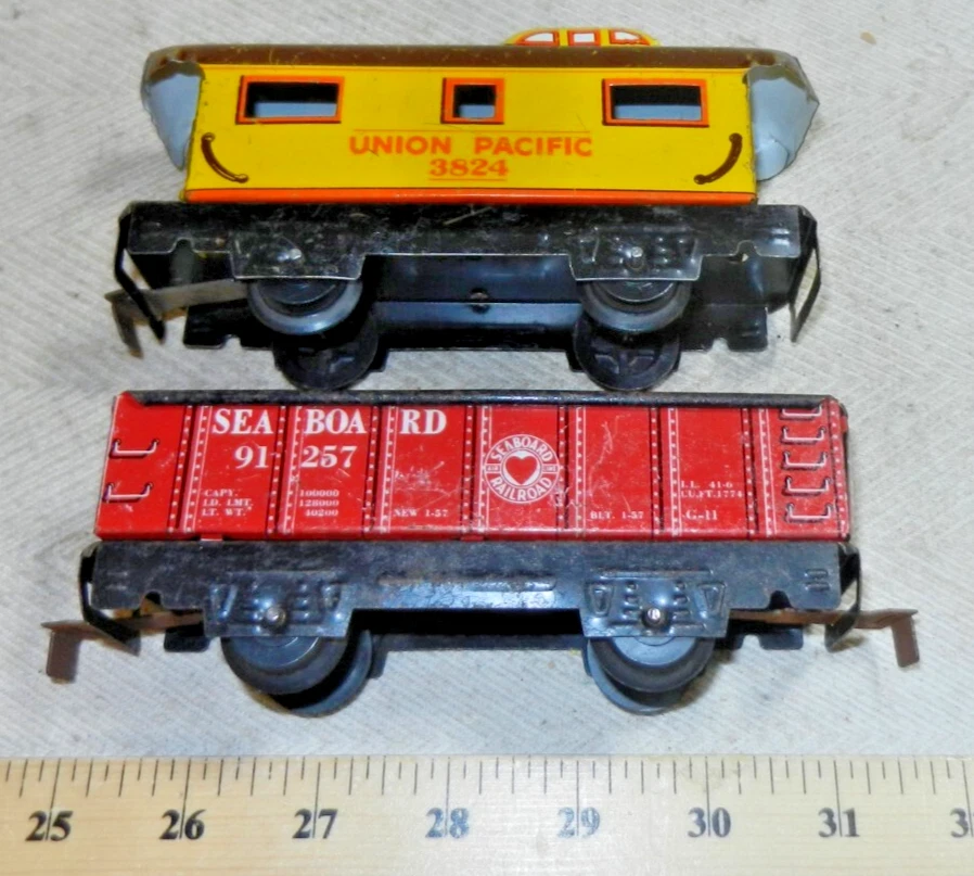Marx 6 Inch 91257 red Seaboard gondola + 3824 yellow Union Pacific caboose - Image 2 of 4