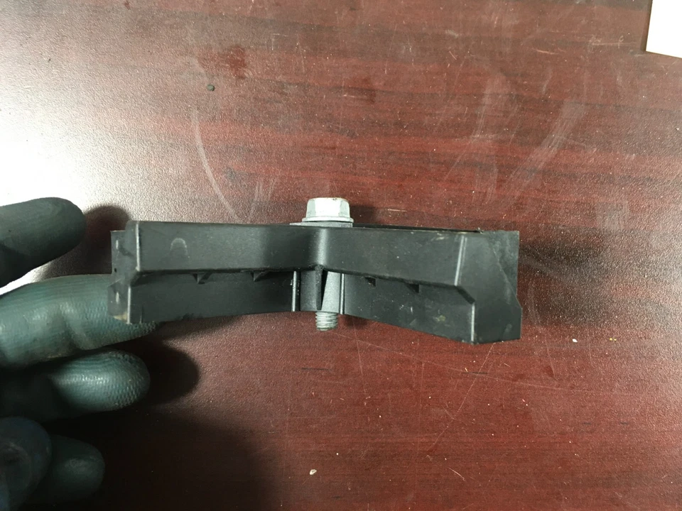 2011-2016 BMW 335I BATTERY TERMINAL CLAMP BRACKET SUPPORT HOLDER 7586426 OEM . - Изображение 2 из 4