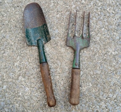 Vintage Garten Handwerkzeuge Kelle Gabel Set Holzgriffe grün lackiert rustikal