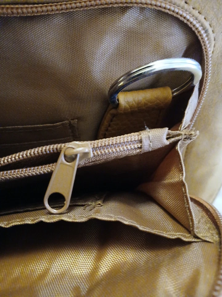 Cartera organizadora vintage Avon para mujer con tachuelas nueva sobre el hombro sintética Sh gratis Foto 3 de 4