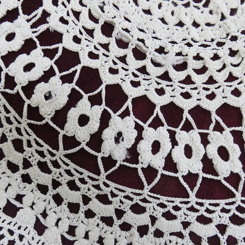 VINTAGE HAND MADE WHITE DOILY STYLE DRAPEY HEAVY ROUND TABLECLOTH EMBROIDERY - Picture 8 of 11