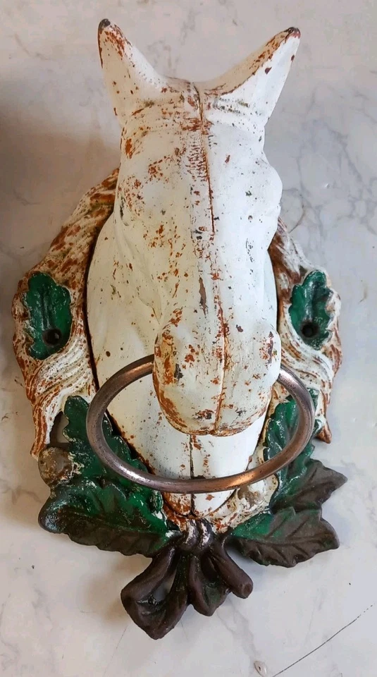 Antiguo par de cabezas de caballo de hierro fundido con anillos de acero macizo con decoración de hoja de roble Foto 4 de 4