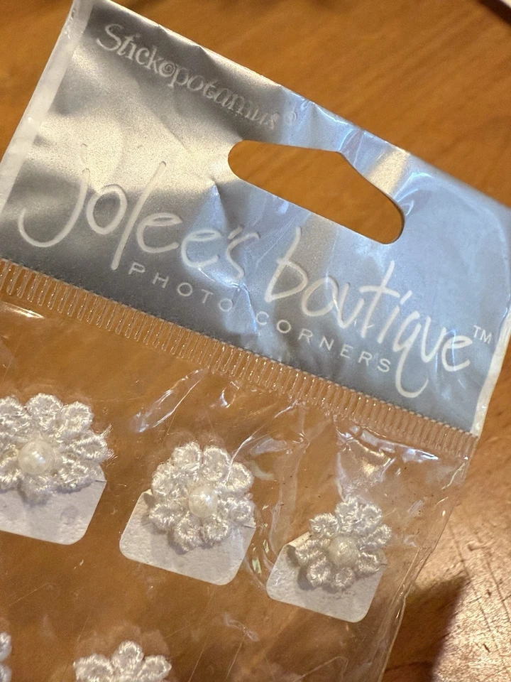 Esquinas de fotos de flores de tela blanca vintage de Jolee’s Boutique Foto 3 de 3