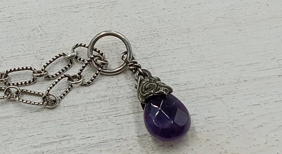 Colgante Love Heals de bronce blanco y amatista facetada en forma de pera Foto 3 de 4