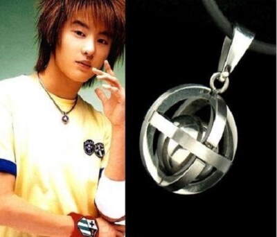 Pendentif articulé, une bille dans une cage par Boccia Titanium