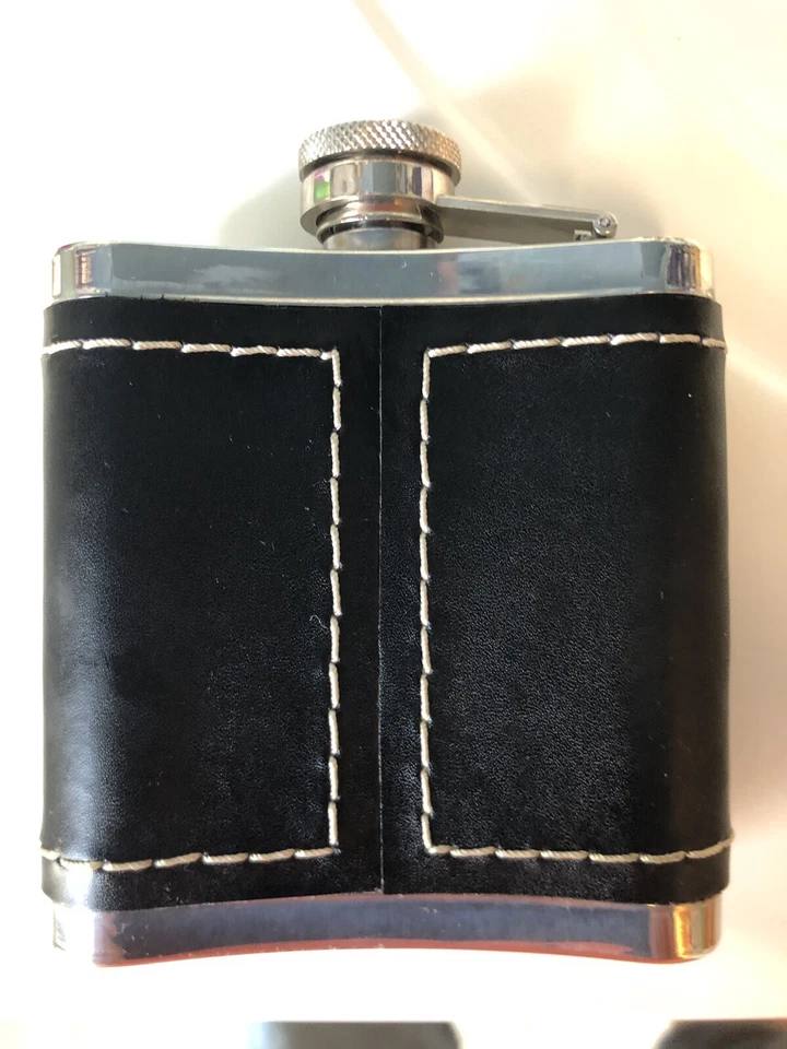 Frasco de acero inoxidable envuelto en cuero negro Jack Daniel's Foto 2 de 4