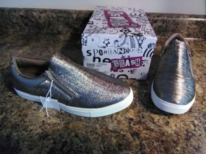 tennis shoes with zippers