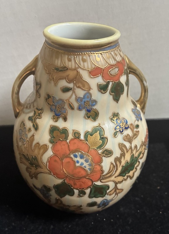 LOVELY HAND PAINTED NIPPON JAPAN  FLORAL MORIAGE GILT VASE