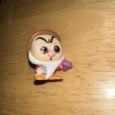 Disney Doorables Serie 6 Gruñón Mini Figura Juguete Coleccionable Blancanieves