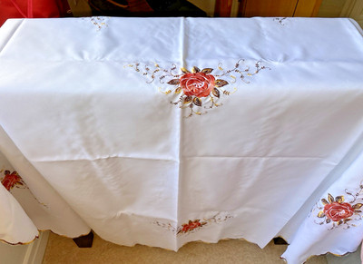 VINTAGE WHITE POLYESTER LARGE OVAL TABLECLOTH~84'' x 56''  SILKY FLORAL EMBROIDERY