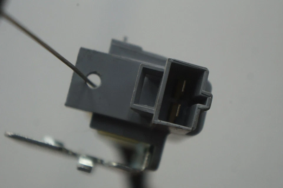 Actuador de cerradura de liberación de puerta de llenado de combustible 25744292 Chevrolet Corvette C6 Z06 05-13 Foto 2 de 4