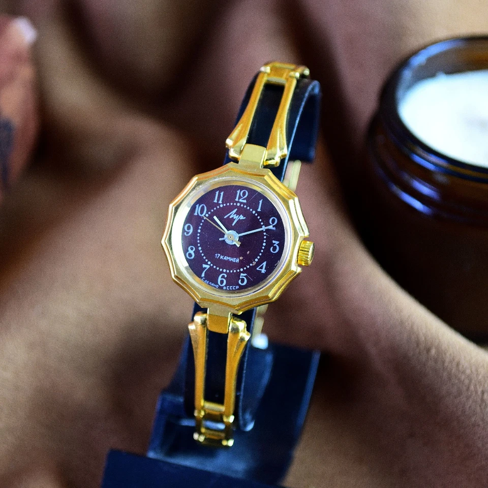 Vintage Luch Ladies Wrist Watch Soviet Women's Watch 17 Jewels Red Dial Serviced - Image 2 of 4