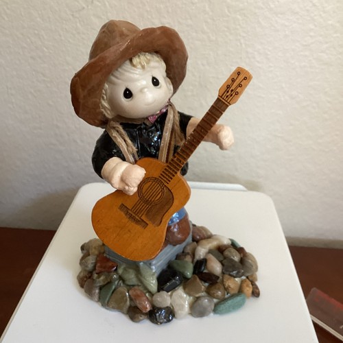 Willie Nelson altered moment with his famous braids and guitar