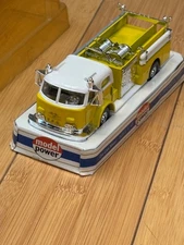 MODEL POWER PLAYART 1:48 SCALE YELLO AMERICAN LA FRANCE PUMPER FIRE ENGINE TRUCK